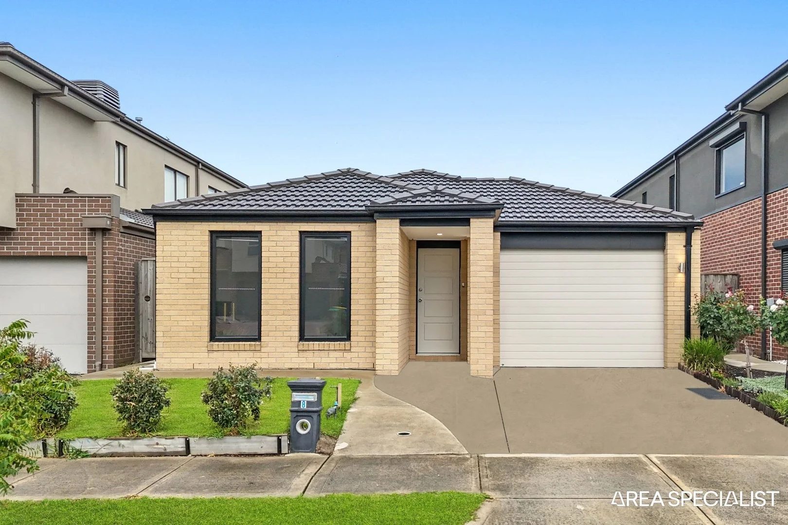 8 Dalziell Crescent, Cranbourne North VIC 3977