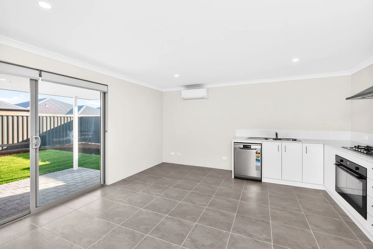 30 Brumlow Way, Lakelands WA 6180 photo 3