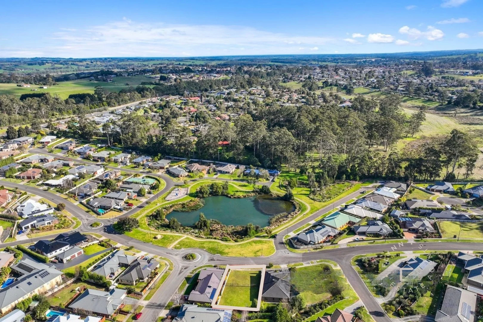 26 Waterside Drive, Drouin VIC 3818