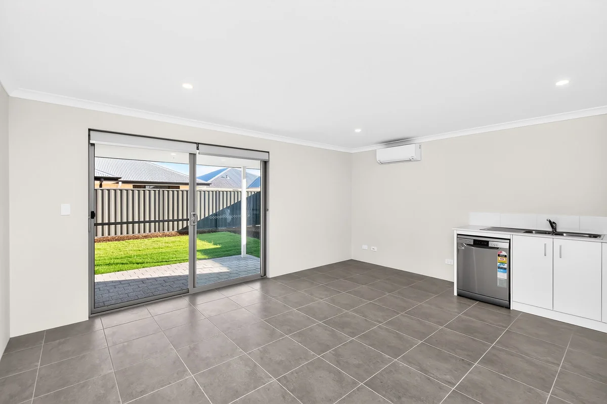 30 Brumlow Way, Lakelands WA 6180