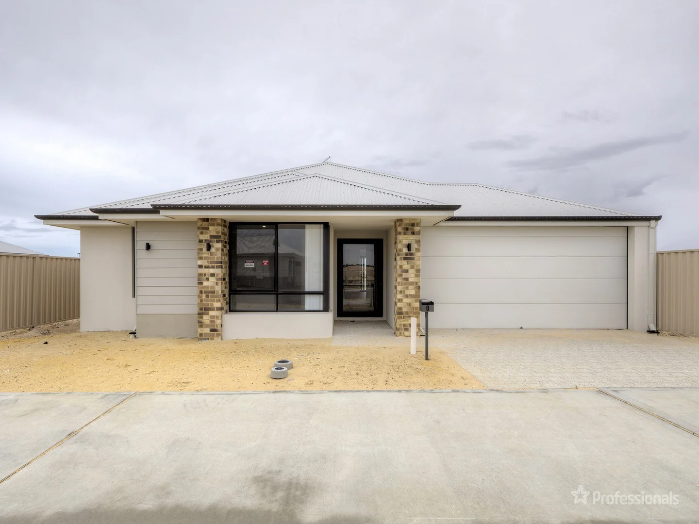 8 Almond Street, Eglinton WA 6034