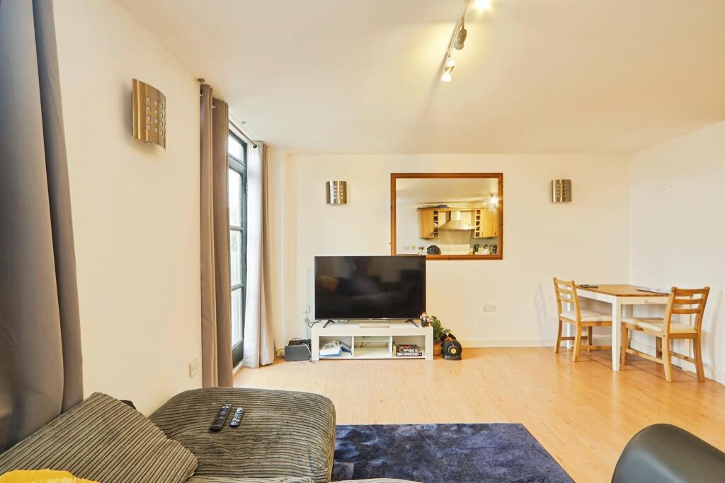 Meadow Road, Apperley Bridge, Bradford photo 5