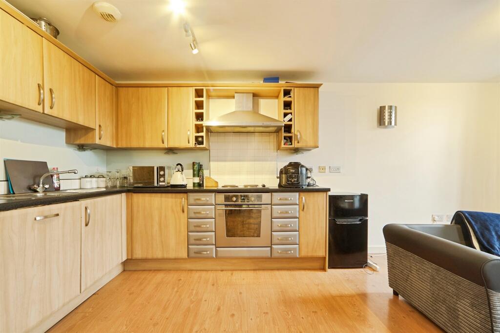 Meadow Road, Apperley Bridge, Bradford photo 4