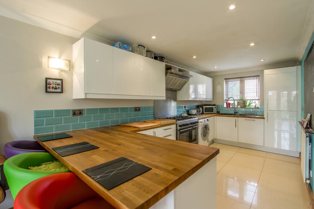 90 Shrewsbury Road, Yeovil photo 3