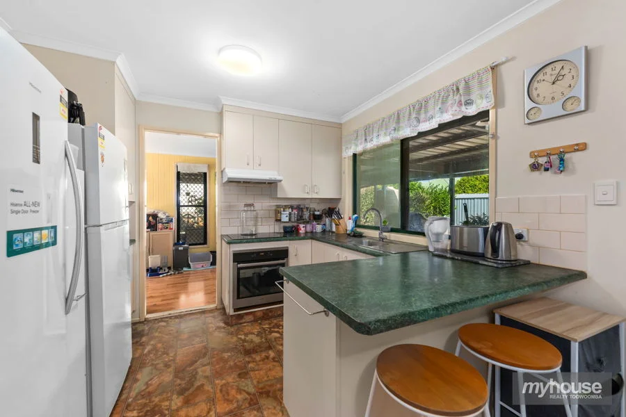 12 Gainsborough Drive, Glenvale QLD 4350 photo 4