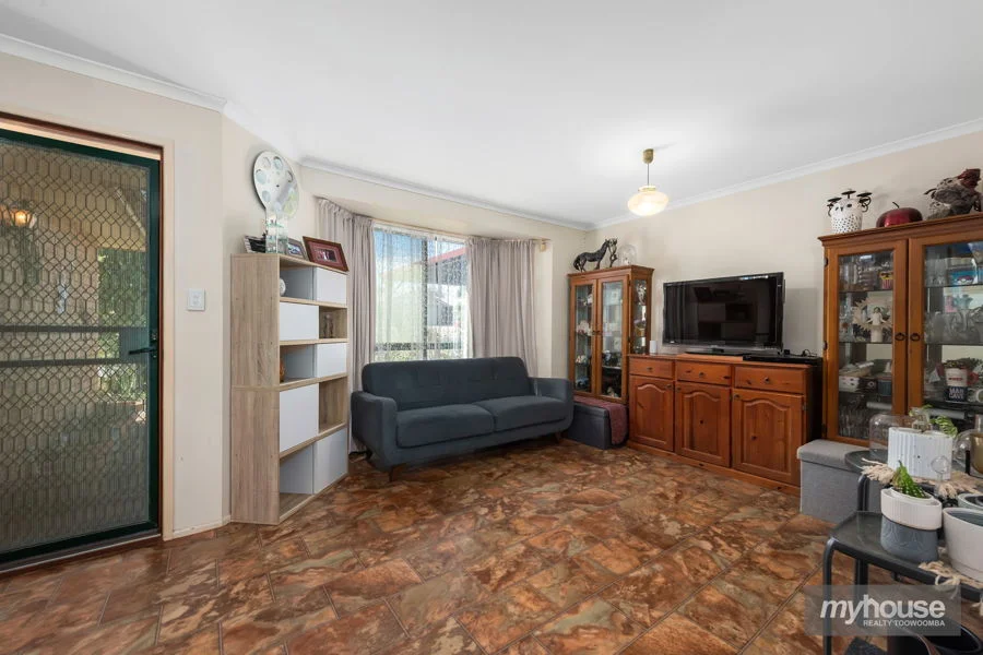 12 Gainsborough Drive, Glenvale QLD 4350 photo 2