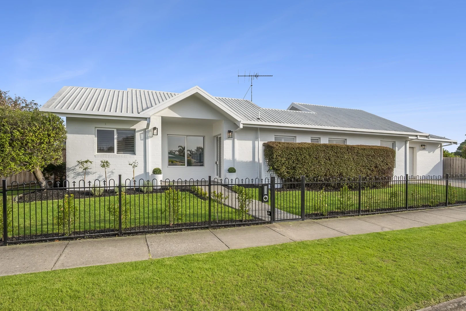 2/33 Glastonbury Drive, Highton VIC 3216