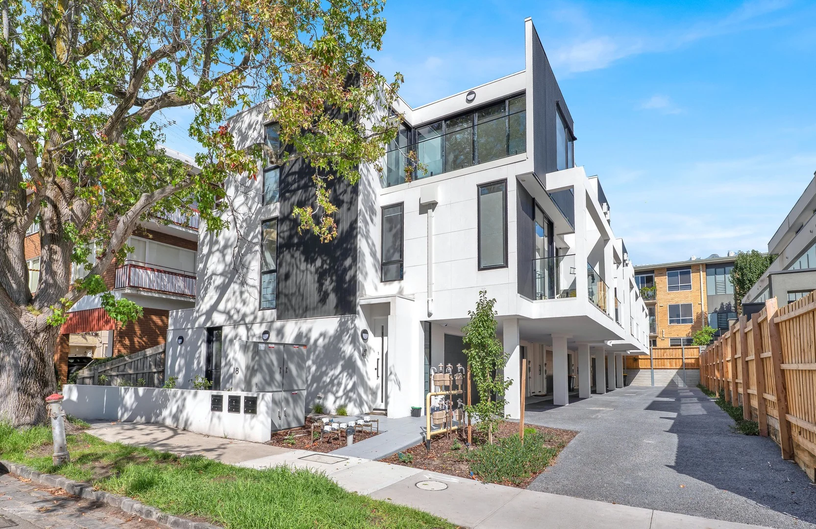 2/18 Hughenden Road, St Kilda East VIC 3183
