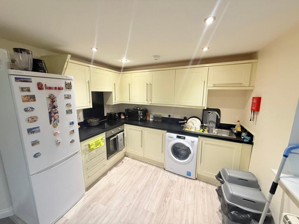 8 Sherborne Road, Yeovil, BA21 photo 3
