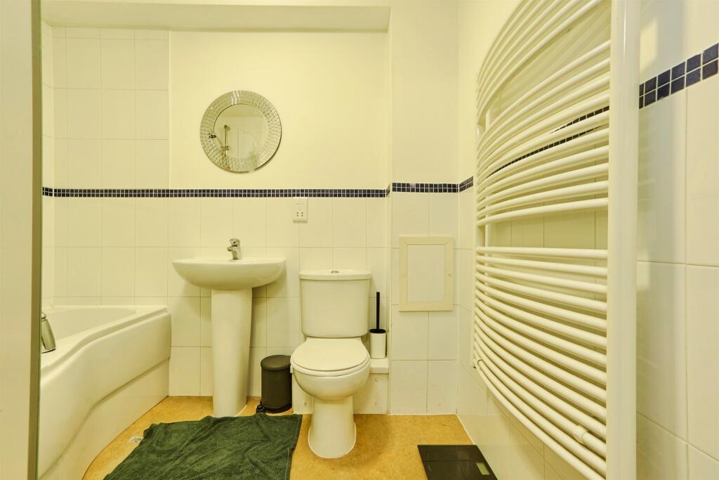Meadow Road, Apperley Bridge, Bradford photo 3