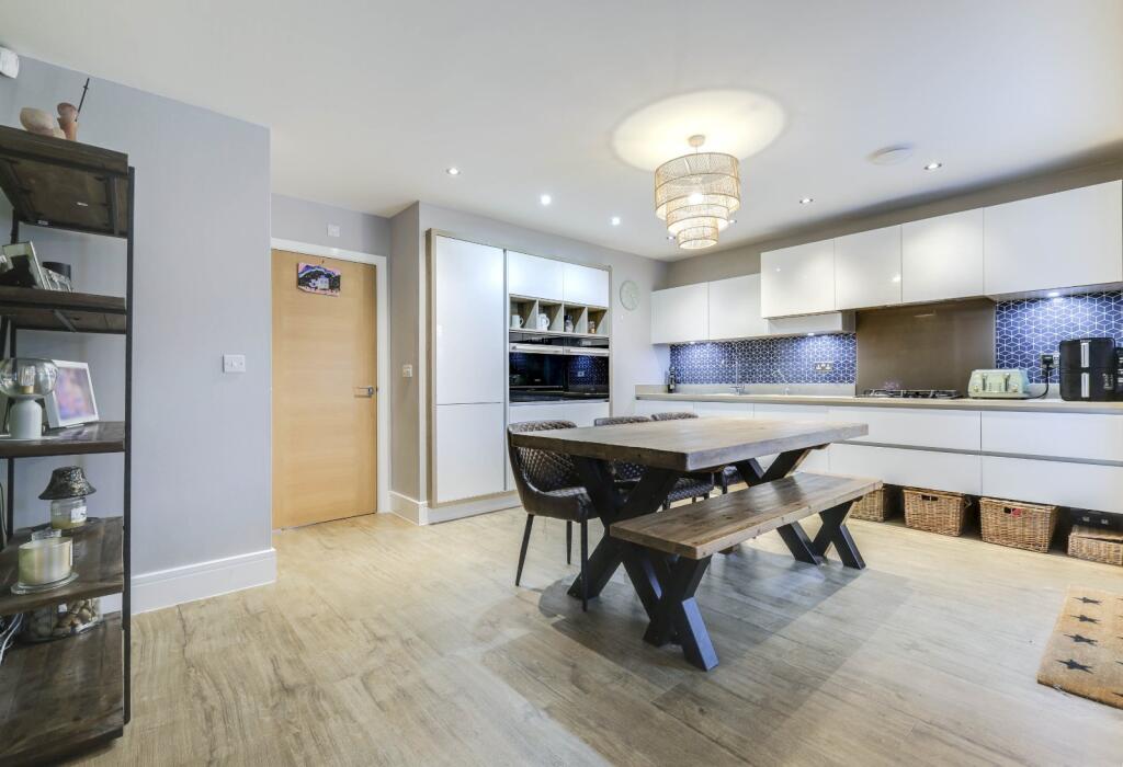 West Wood View, Apperley Bridge, Bradford, West Yorkshire, BD10 photo 2