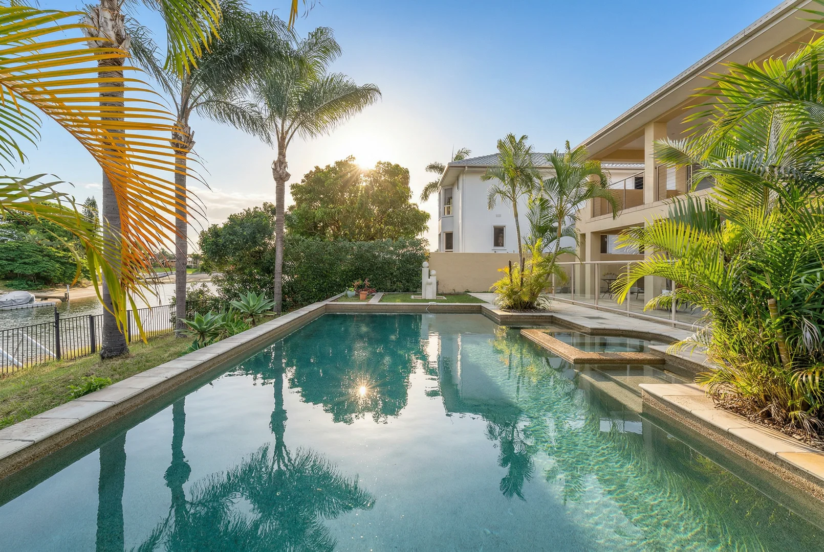 52 Moana Park Avenue, Broadbeach Waters QLD 4218