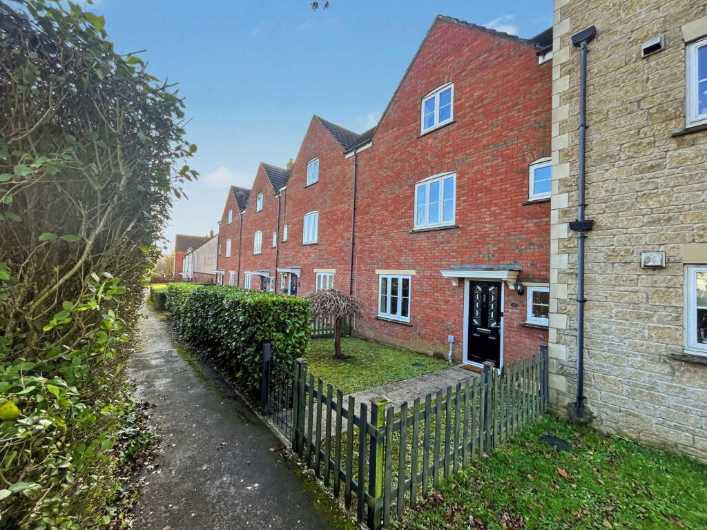 Hawks Rise, Yeovil, Somerset - Four Double Bedrooms