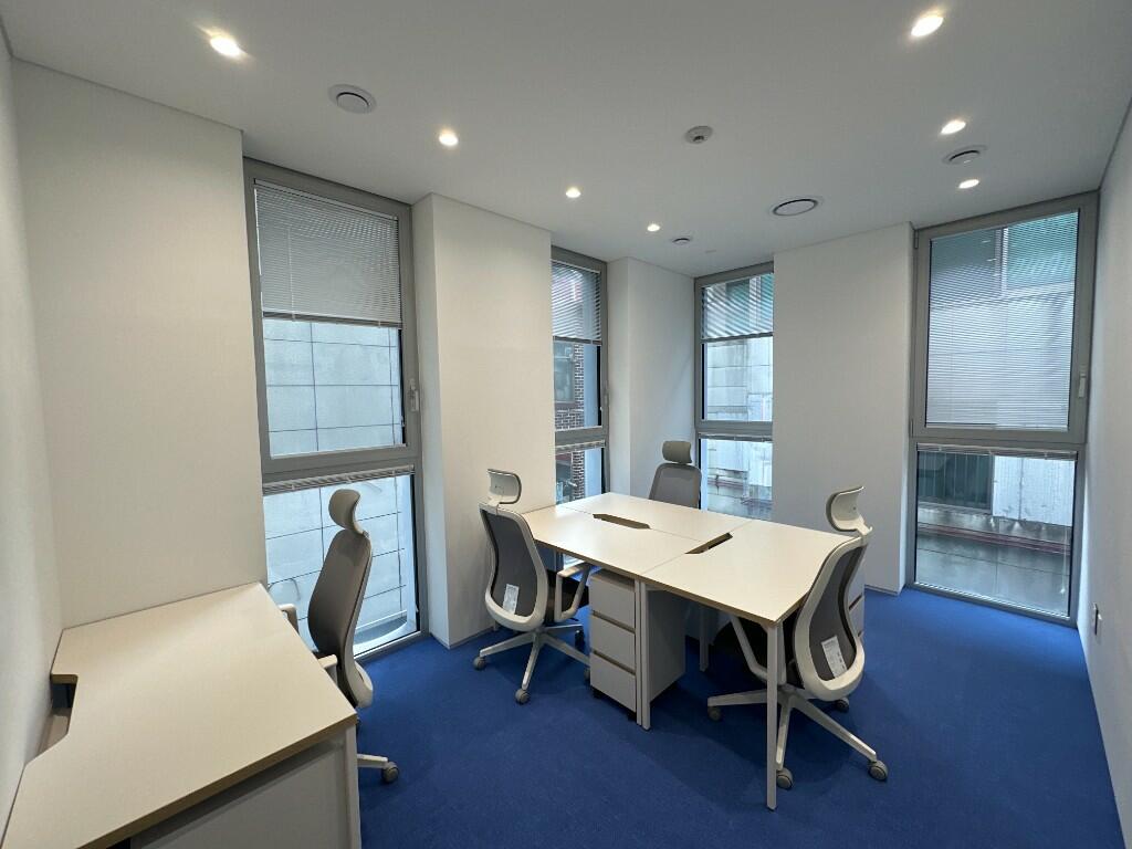 Lancashire, Blackburn, 33 King St, BB2 2DH