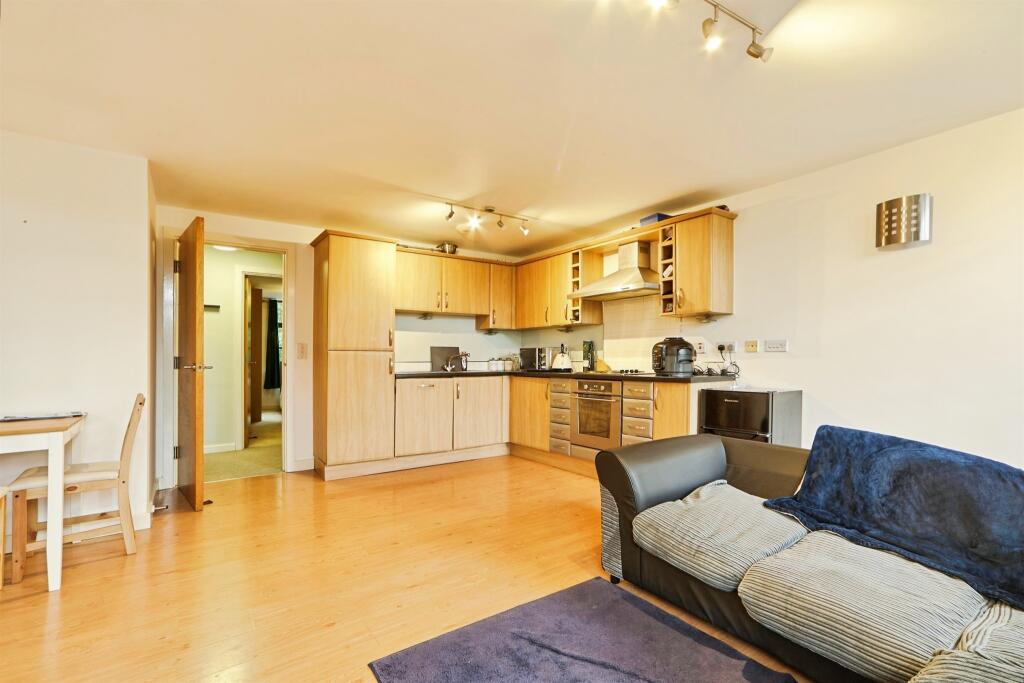 Meadow Road, Apperley Bridge, Bradford photo 2