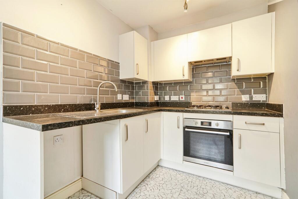 Brompton Drive, Bradford photo 3
