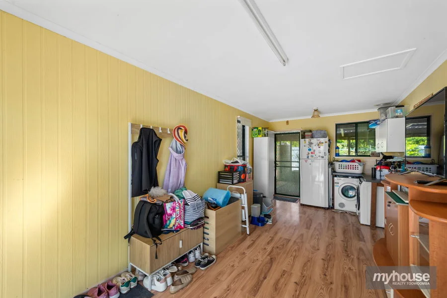 12 Gainsborough Drive, Glenvale QLD 4350 photo 5