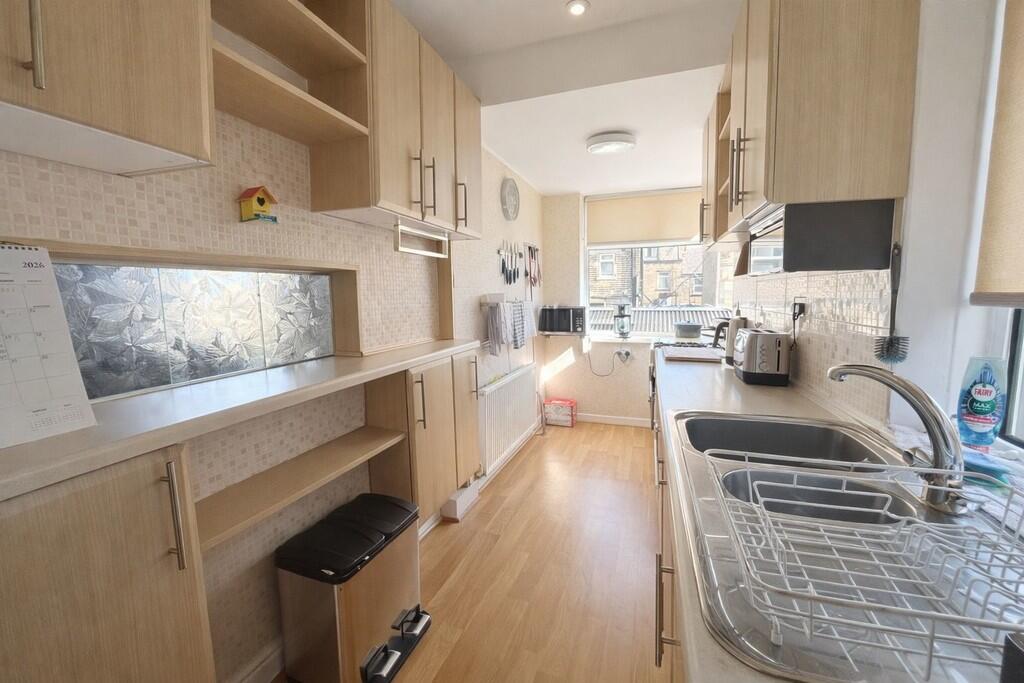 Oakleigh Terrace, Clayton, Bradford photo 3