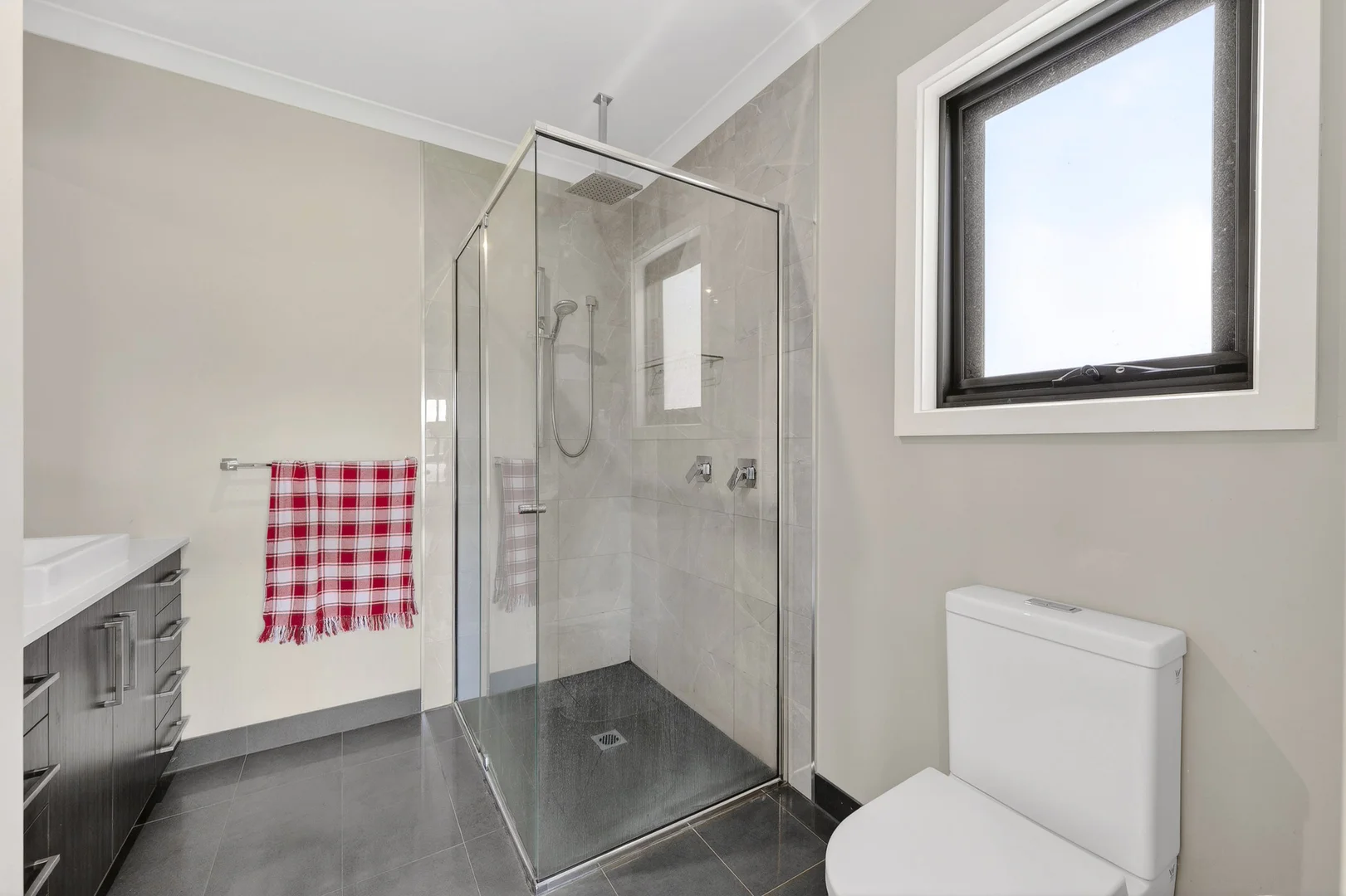 10 Forton Crescent, Cranbourne West VIC 3977 photo 4
