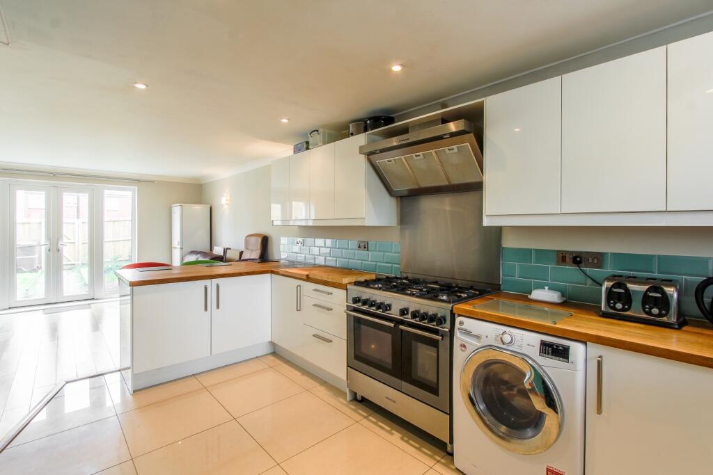 90 Shrewsbury Road, Yeovil photo 4