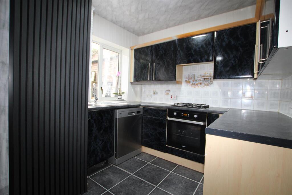 Kingsdale Crescent, Bradford photo 2
