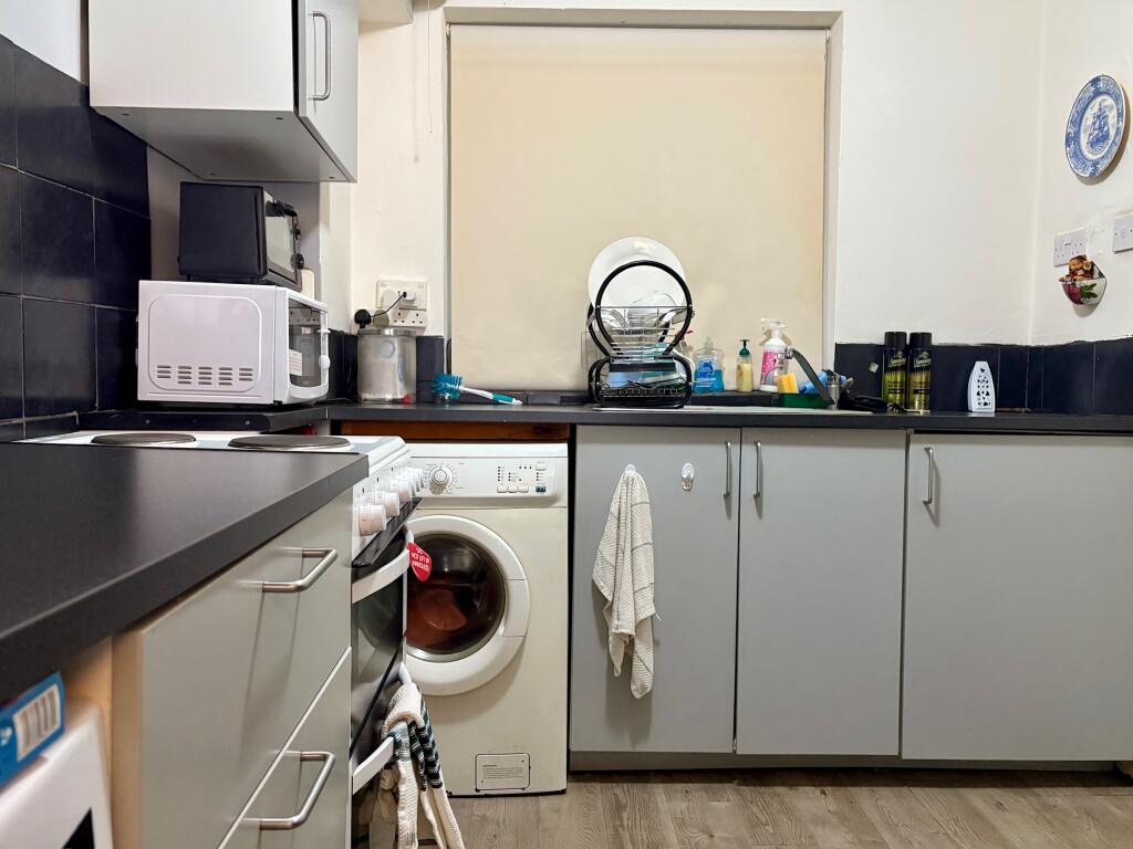 Bradford Road, West Yorkshire, Shipley, BD18 photo 4