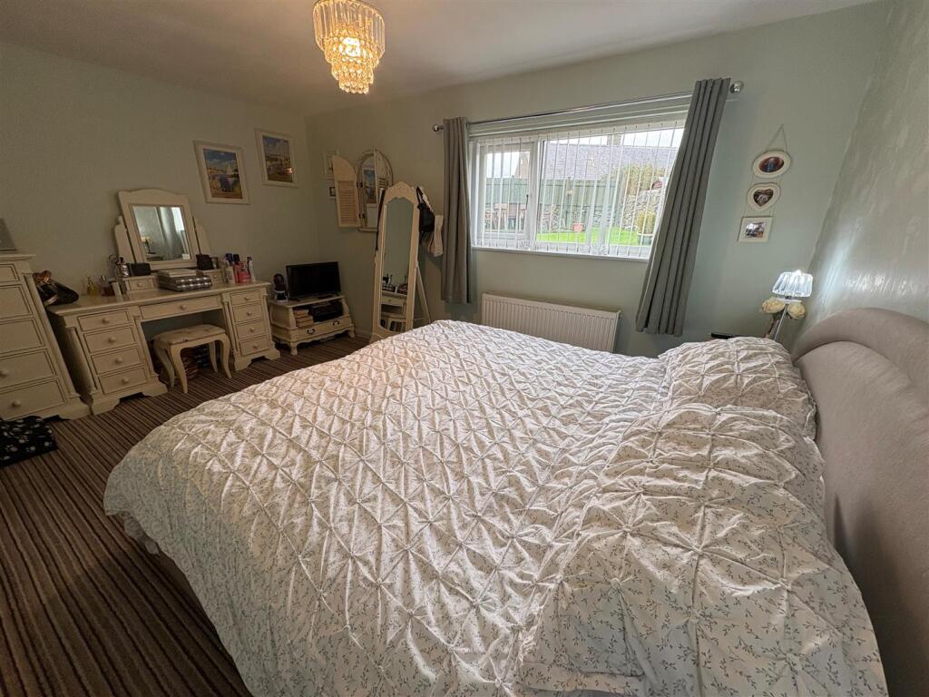 Elliot Court, Queensbury photo 5