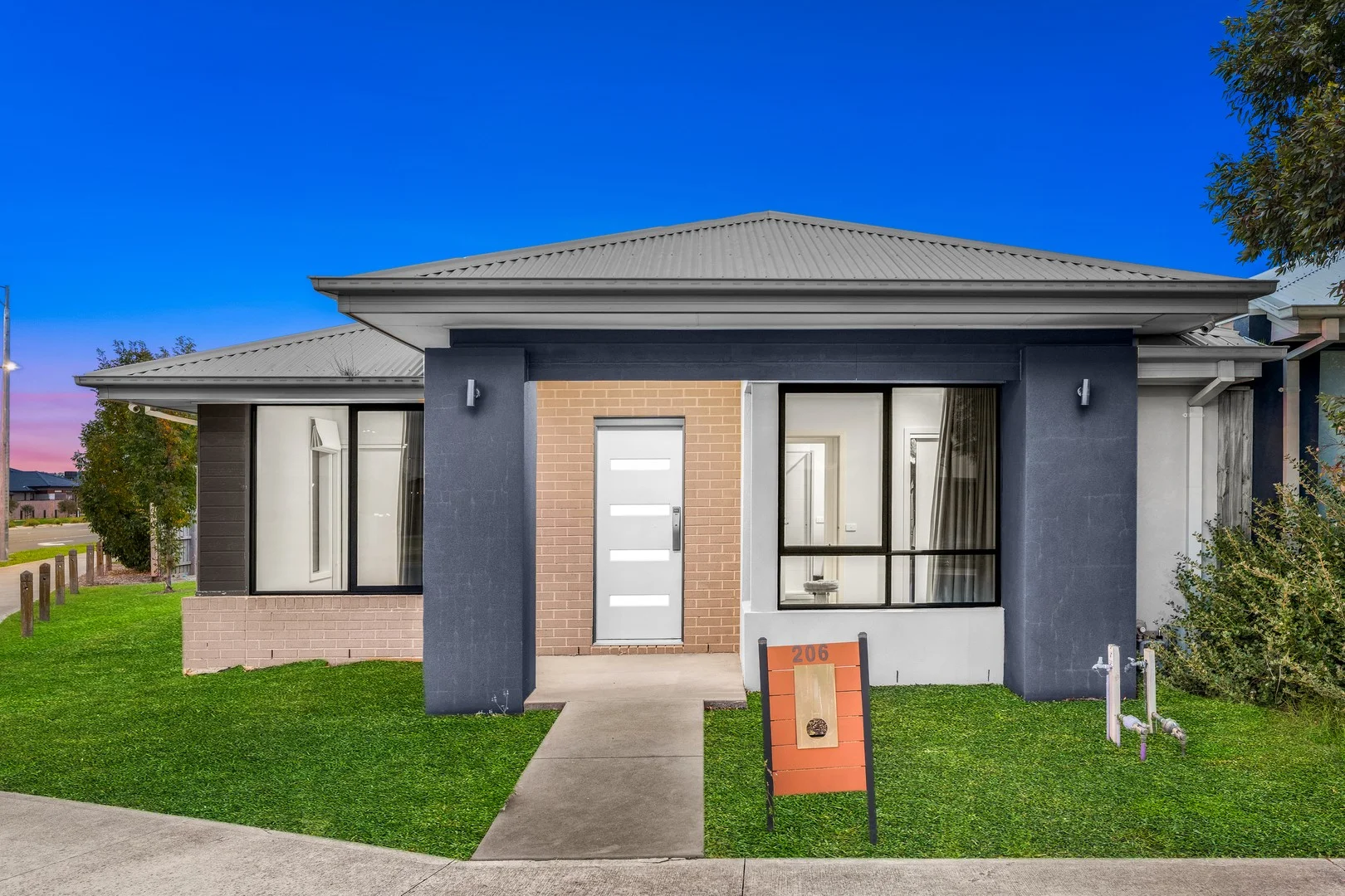 206 Wheelers Park Drive, Cranbourne North VIC 3977