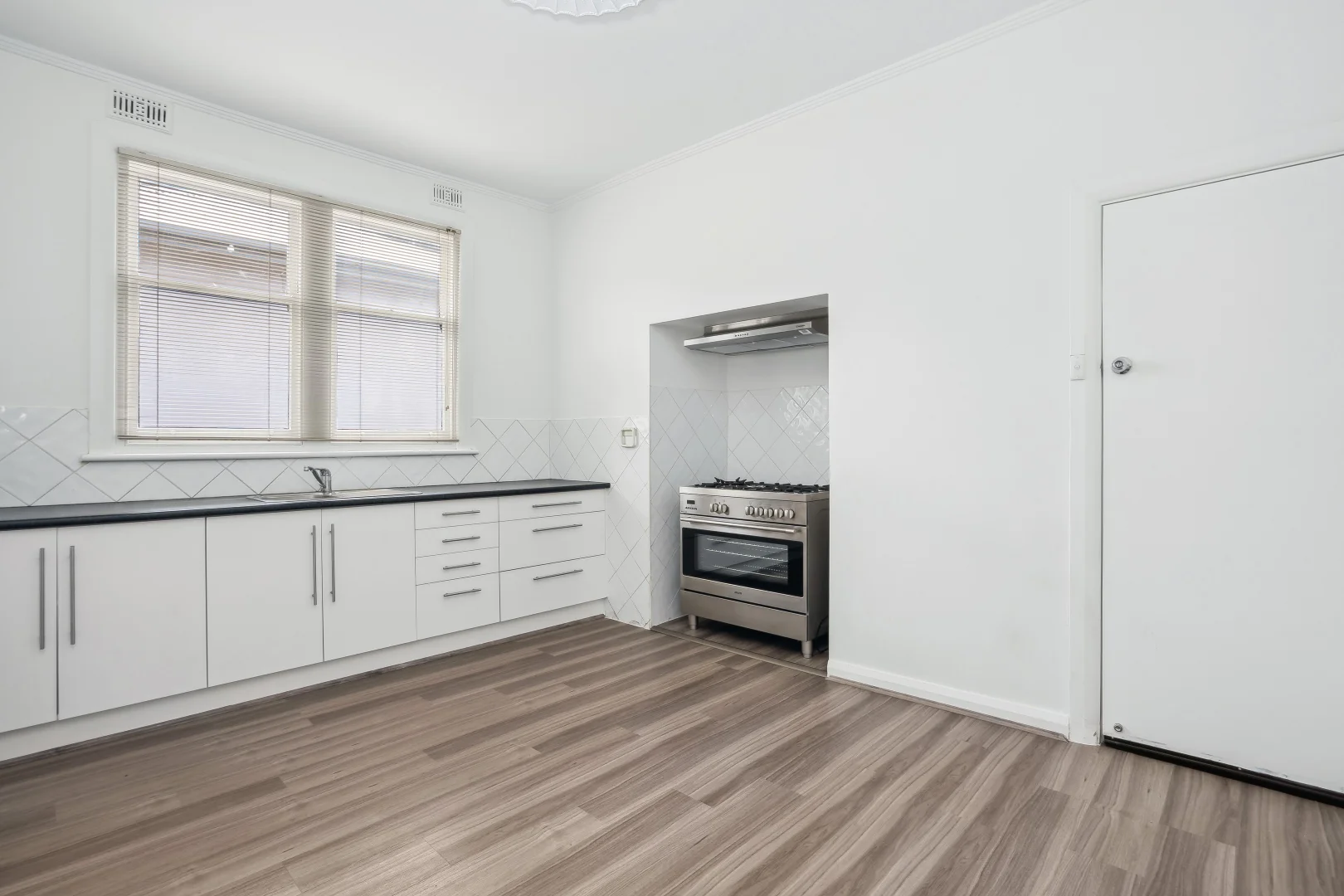 216 Robin Rd, Semaphore SA 5019 photo 3