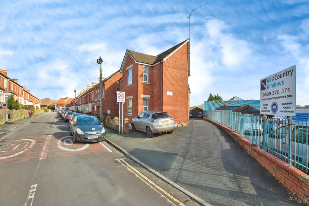 Additional image 13 of Crofton Avenue, Yeovil