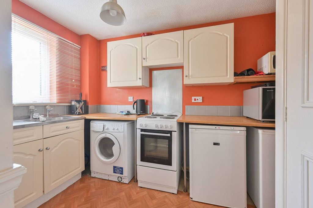 Additional image 3 of 1 bed flat for saleCourtlands Close, Watford WD24