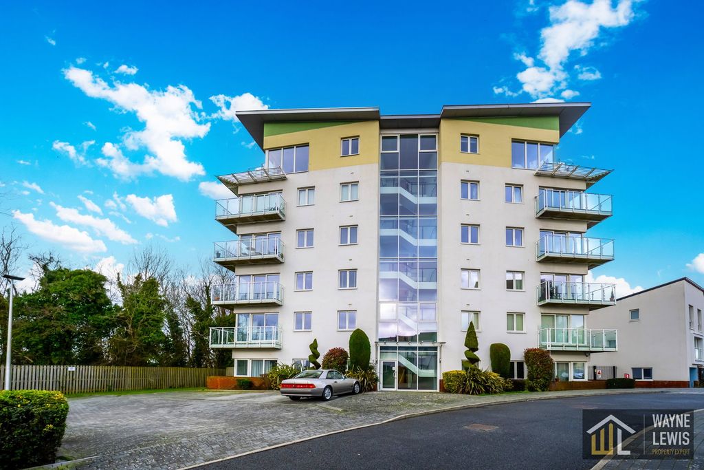 2 bed flat for saleTrem Elai, Penarth CF64 photo 2
