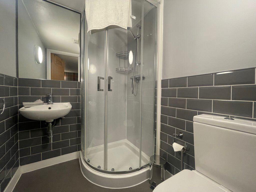 TWO DOUBLE BEDROOMS, Poole Quay- P04164 photo 5