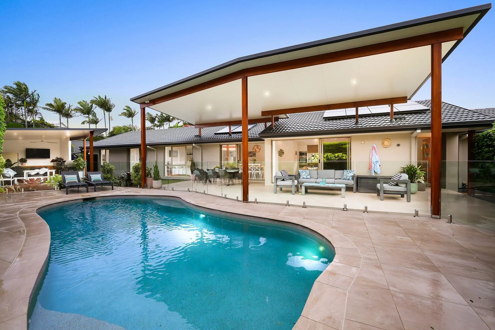 8 Beaconsfield Drive, Burleigh Waters QLD 4220
