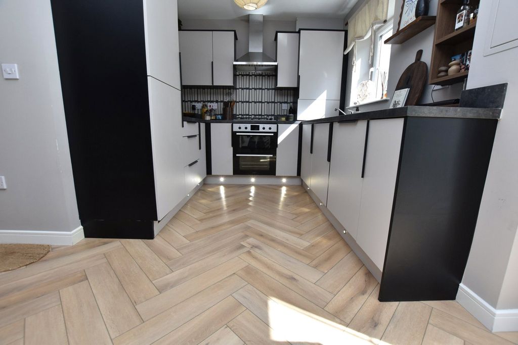 Additional image 4 of 2 bed flat for saleClydeside Terrace, Renfrew, Renfrewshire PA4