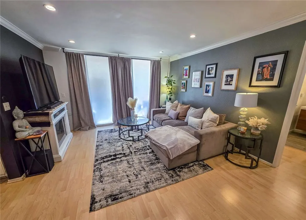 Additional image 2 of 5429 Newcastle Avenue Unit 211, Encino, CA 91316