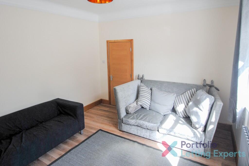 Students, Bills Included! Your Perfect Modern 6 Bedroom Home with Spacious Rooms on Northcote Road! photo 4