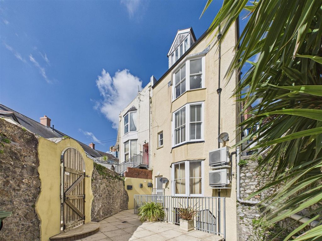 3 bed flat for saleYork House, Tudor Square, Tenby SA70