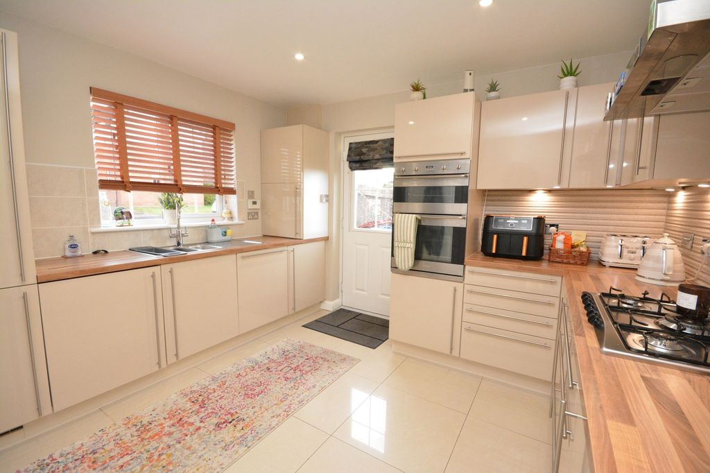 4 bed detached house for saleReddingrig Place, Reddingmuirhead FK2 photo 3