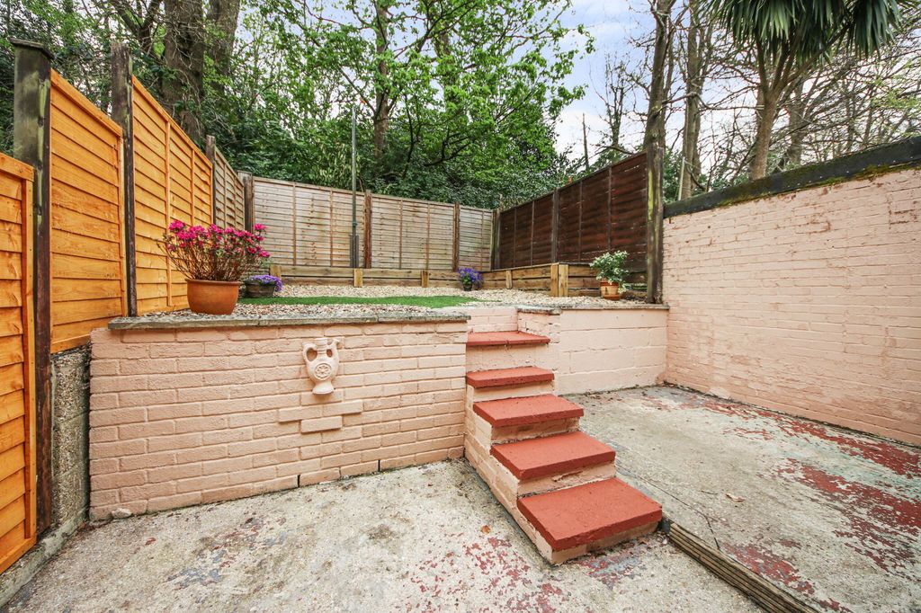 3 bed terraced house for saleMontgomery Road, Bitterne SO18 photo 4