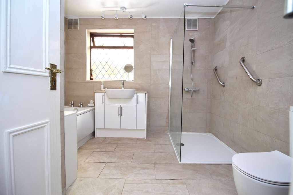 Additional image 12 of 3 bed detached house for saleReservoir Lane, Hedge End SO30