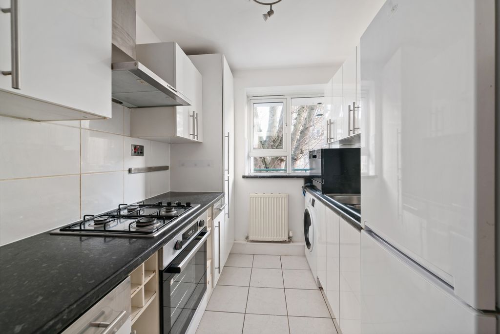 2 bed flat for saleWeydown Close, Southfields SW19 photo 3
