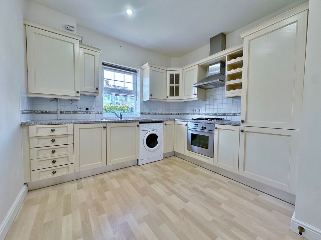 2 bed flat for salePensby Road, Heswall CH60 photo 3