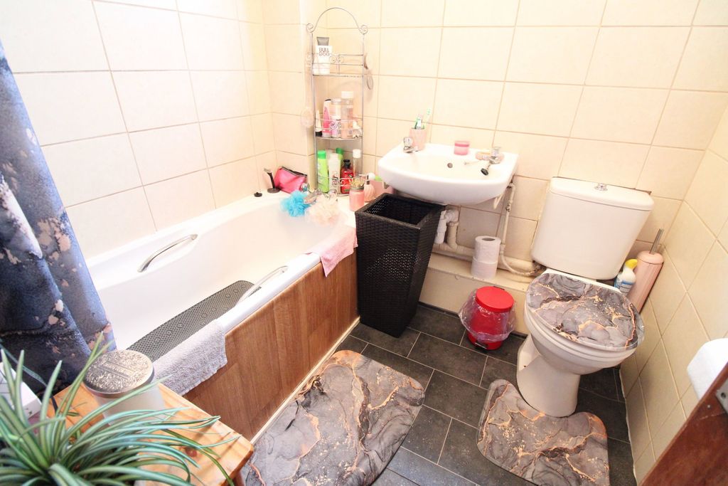 Additional image 7 of 2 bed flat for saleHindon Walk, Scunthorpe DN17