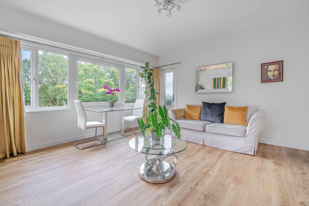 Additional image 4 of 2 bed flat for saleQueens Close, Lancaster Road, Harrogate, North Yorkshire HG2