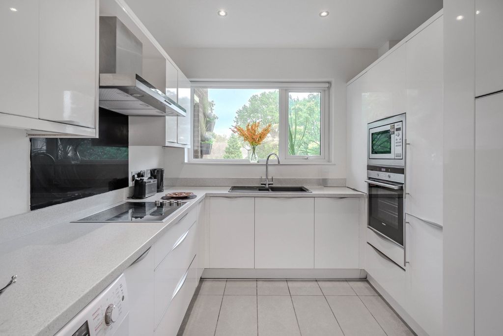 Additional image 5 of 2 bed flat for saleQueens Close, Lancaster Road, Harrogate, North Yorkshire HG2
