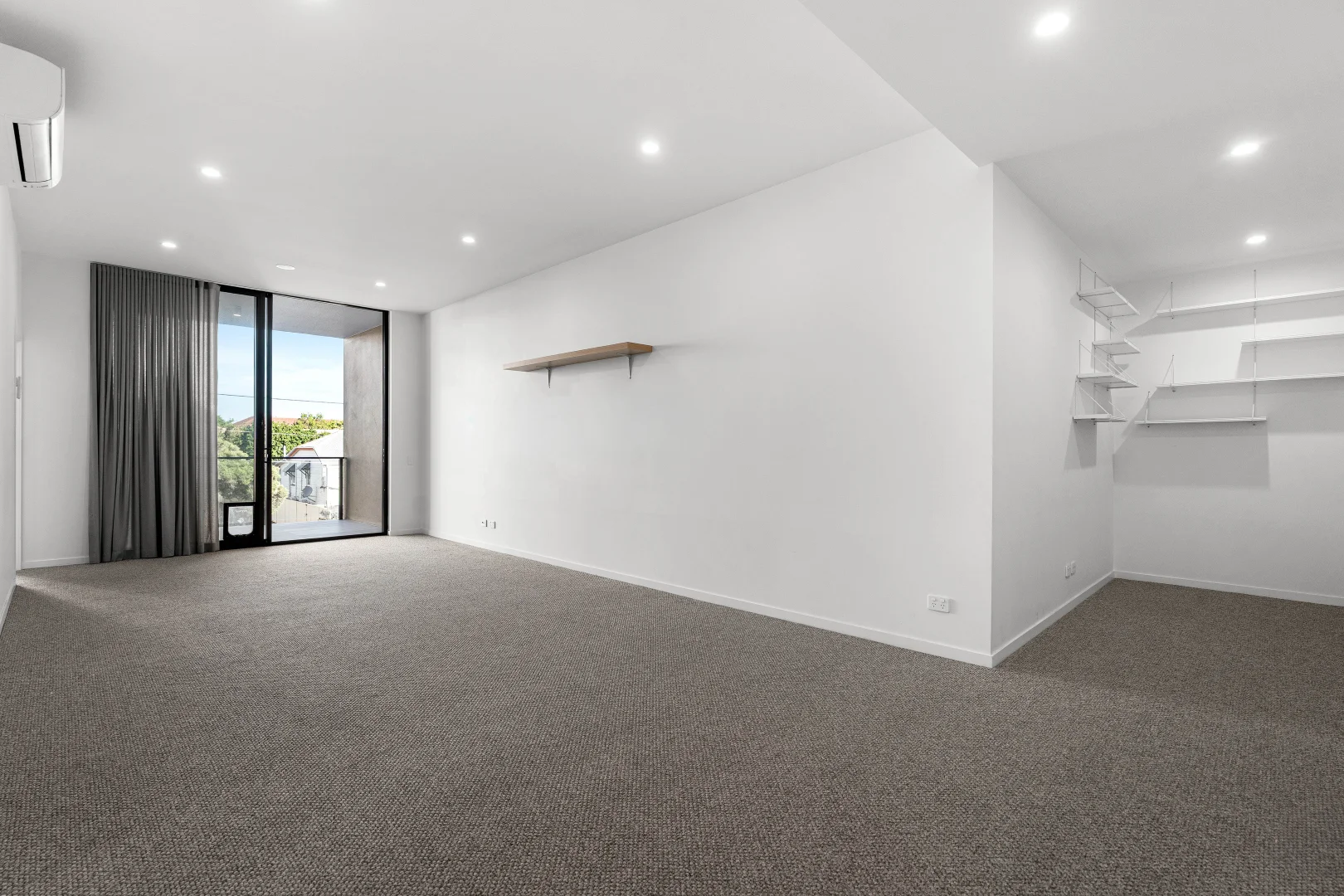 2102/77 Bride Street, Wynnum QLD 4178 photo 2