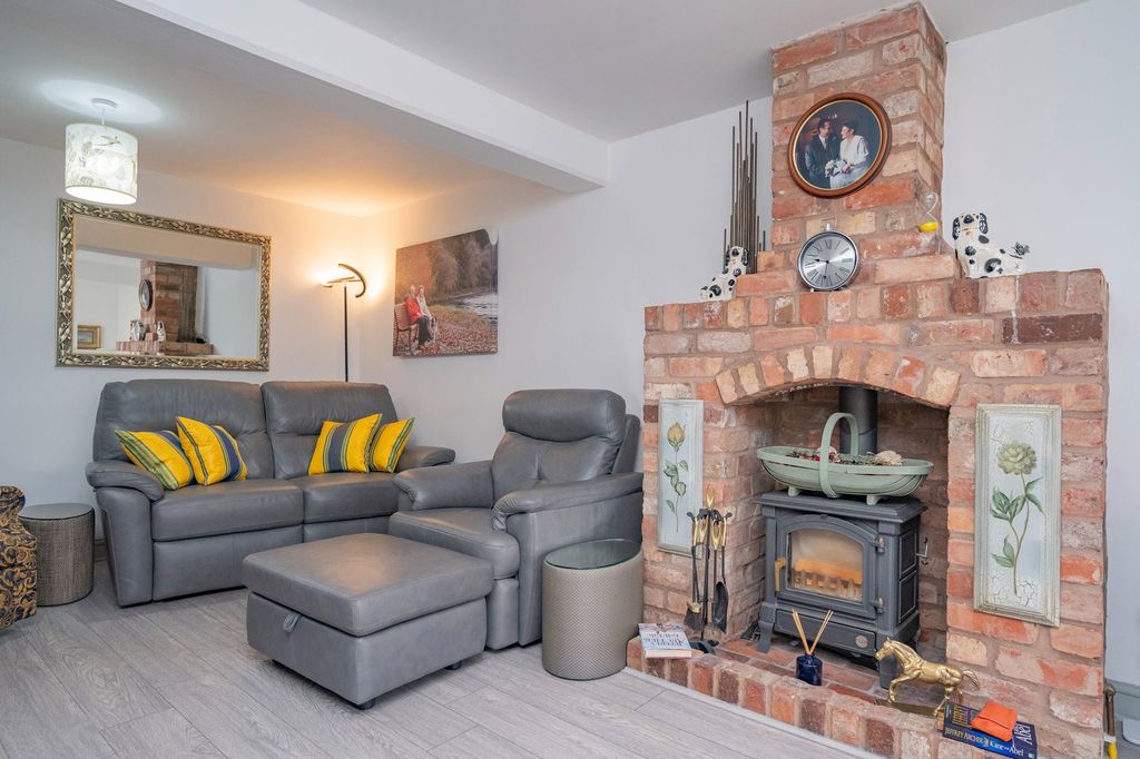 3 bed barn conversion for saleDoddenham Hall, Doddenham, Broadwas WR6 photo 5