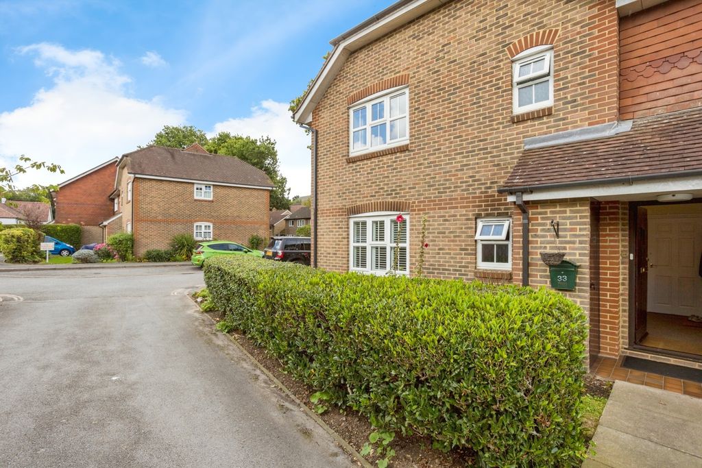 2 bed flat for saleRose Hill, Billingshurst, West Sussex RH14