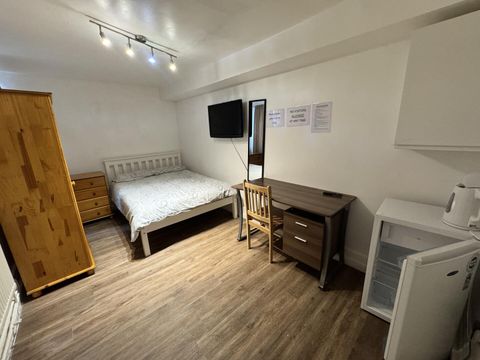 4 Adelaide Grove, London W12, Room to rent